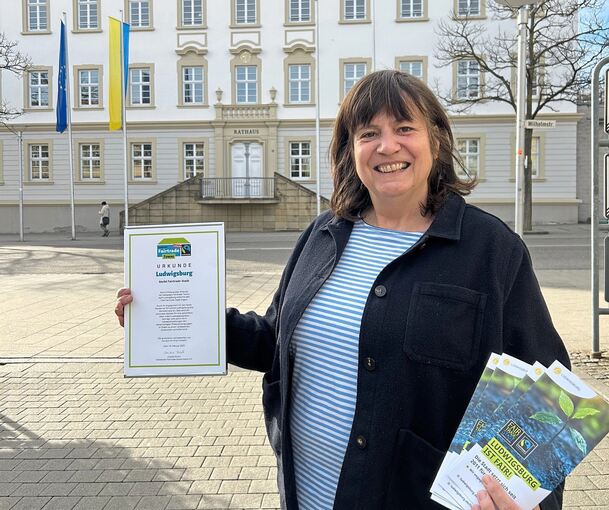 Susanne Schreiner freut sich über das Zertifikat von Fairtrade Deutschland.