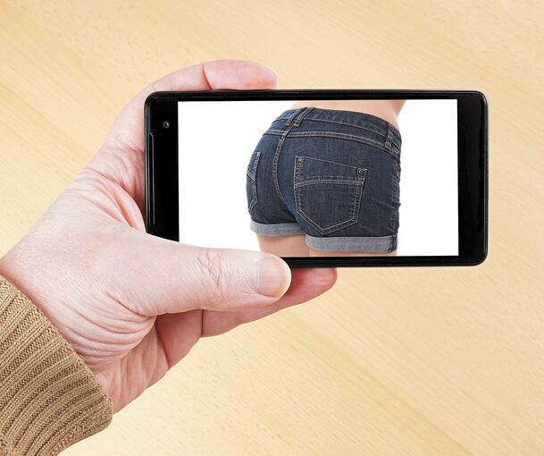 Der Angeklagte hatte zahlreiche kinderpornografische Videos auf seinem Handy (Symbolfoto).