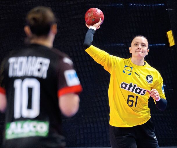 HBL-Achse im deutschen Nationaltrikot: Nicle Roth (rechts) wirft den Ball zu Mareike Thomaier.
