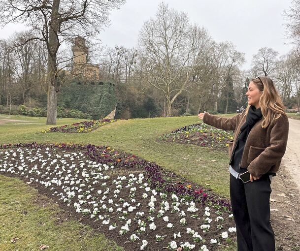Lea Gruber vom Blühenden Barock präsentiert die frisch bepflanzten Flächen vor der Emichsburg.