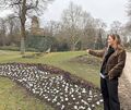 Lea Gruber vom Blühenden Barock präsentiert die frisch bepflanzten Flächen vor der Emichsburg.