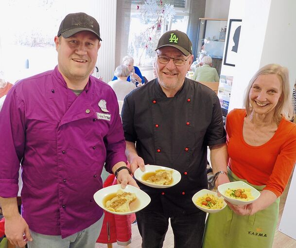 Fabian Herrmann, Ralf Ramelsberger und Regina Schmitt (von links) präsentieren ihre Maultaschen mit Kartoffelsalat.