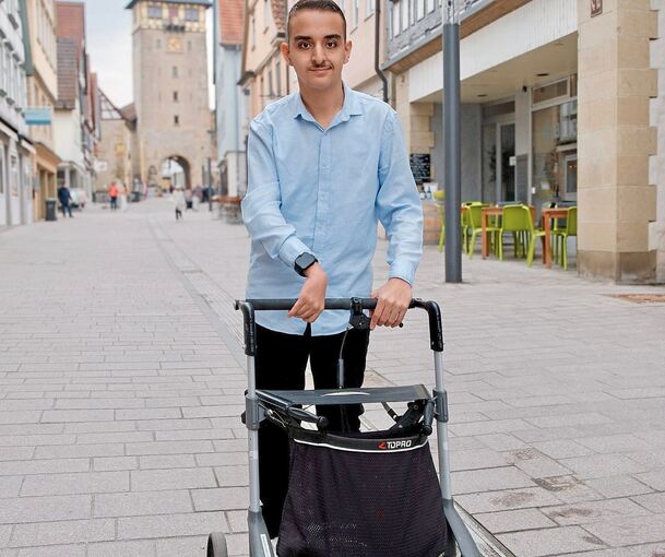 Mit dem Gehwagen ist Aziz sicher unterwegs. Aber schon kleine Stufen können wegen seiner halbseitigen Lähmung zur Hürde werden.