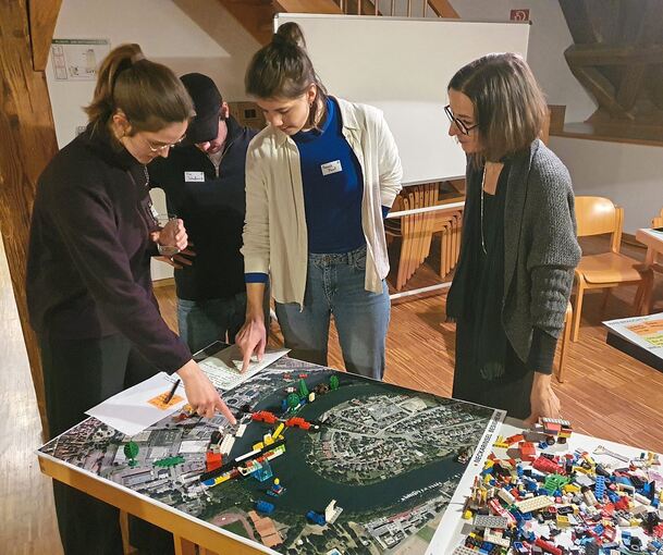 Was könnte am Besigheimer Neckarufer stattfinden? Bürger bauen ihre Ideen mit Leo-Steinen.