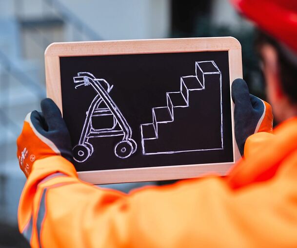 Ein Rollator trifft auf eine Treppe: Im Kreis Ludwigsburg müssten dringend zusätzliche Seniorenwohnungen gebaut werden.