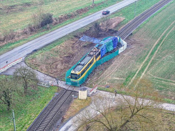 Nach Unfall zwischen Tanklaster und Stadtbahn Nach Unfall zwischen Tanklaster und Stadtbahn