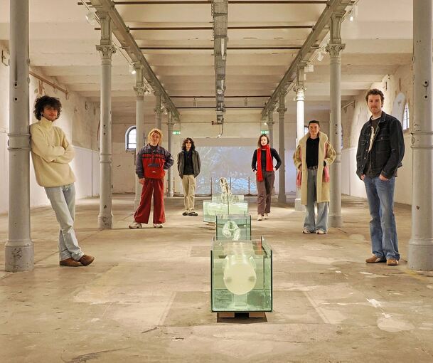 Zerfallsprozesse im Tragwerk: Leo Weber, Rosa Klingelhöfer, Lorenzo Mastrosimone, Paula Bothner, Veronika Schneider und Lennon Toeche-Mittler (von links) zeigen ihre Ausstellung „Salz in deinen Wänden“ im Kunstzentrum Karlskaserne.