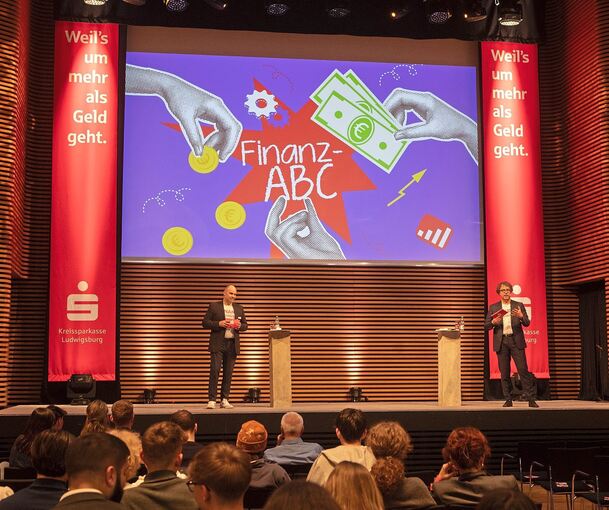 Vermitteln unterhaltsam Finanzwissen: Markus Brodbeck (links) und Thomas Rau am Mittwochnachmittag auf der Bühne im Louis-Bührer-Saal der Kreissparkasse Ludwigsburg.