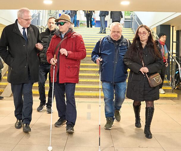 Der Chef der Region, Rainer Wieland, bei einer Testfahrt mit Vertretern des Blindenverbands, dem Vorsitzenden Arne Jöns und Gerd Widmann von der Bezirksgruppe Rems-Murr mit Begleitung (von links), im Hintergrund Peter Heydegger, Regionalleiter beim P