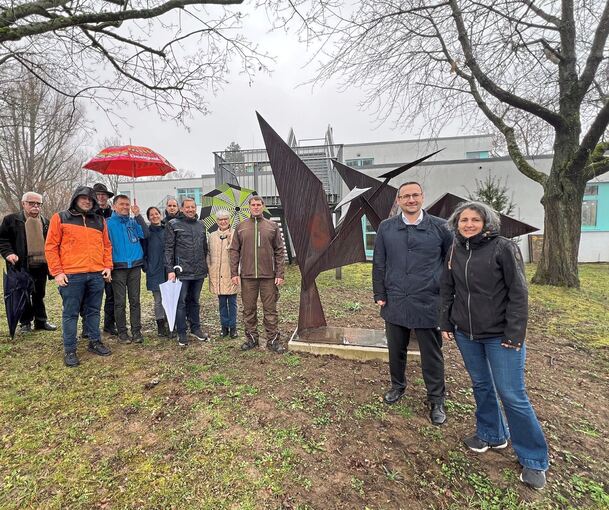 Die Kraniche sind wieder da, allerdings nicht mehr im Original: Einweihung der Fritz-Melis-Rekonstruktion in Asperg, rechts Schulleiterin Sonja Hauss und Bürgermeister Christian Eiberger.