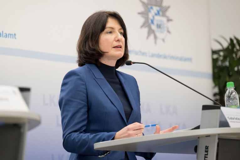 Landeskriminalamt Bayern zeigt Tatwaffe