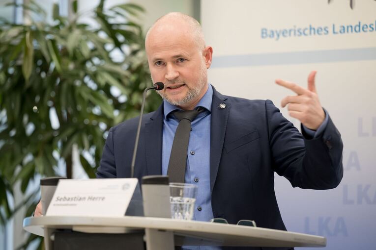 Landeskriminalamt Bayern zeigt Tatwaffe