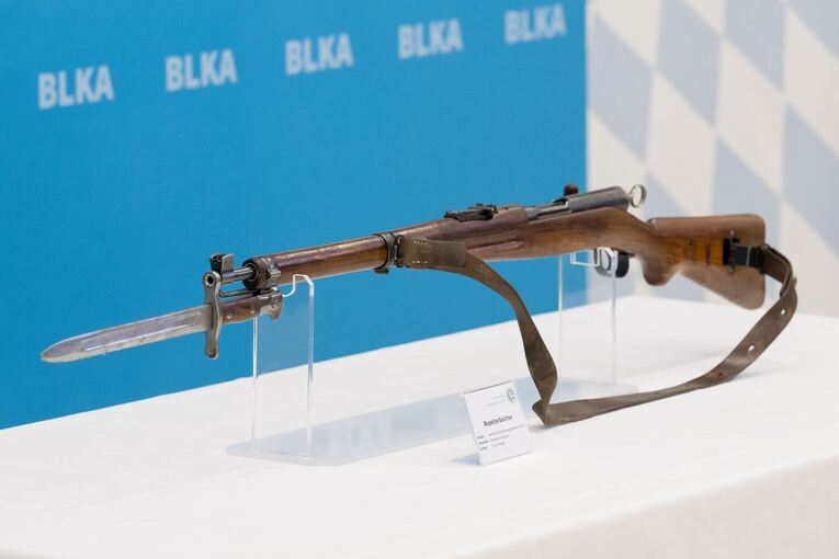 Landeskriminalamt Bayern zeigt Tatwaffe