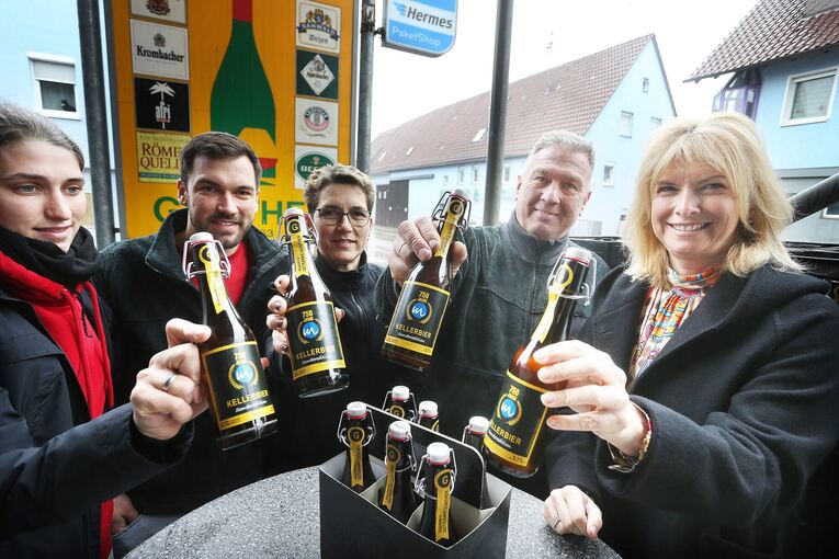 Cornelia, Heiko, Daniela und Martin Günther bei der Präsentation des Jubiläumsbiers mit Bürgermeisterin Rebecca Schwaderer (v.li.).