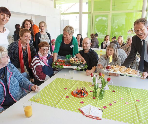 Ein Projekt fürs Fundraising? 2014 (noch mit Erstem Bürgermeister Konrad Seigfried, rechts) wurde das inklusive Café L‘ink im Mehrgenerationenhaus Grünbühl eröffnet. Jetzt ist die Förderung weggefallen, die Weiterführung in Gefahr.