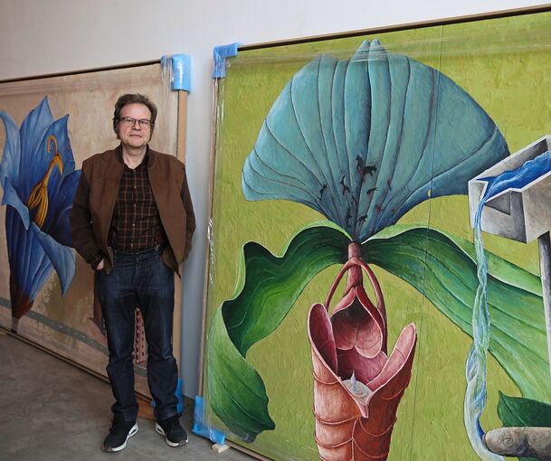 „Blaue Blume und sozialer Wohnungsbau“ oder „Treibhaus“ lauten die Titel seiner surreal angehauchten Enkaustik-Malereien: Jörg Mandernach in seinem Atelier in den Stuttgarter Wagenhallen.