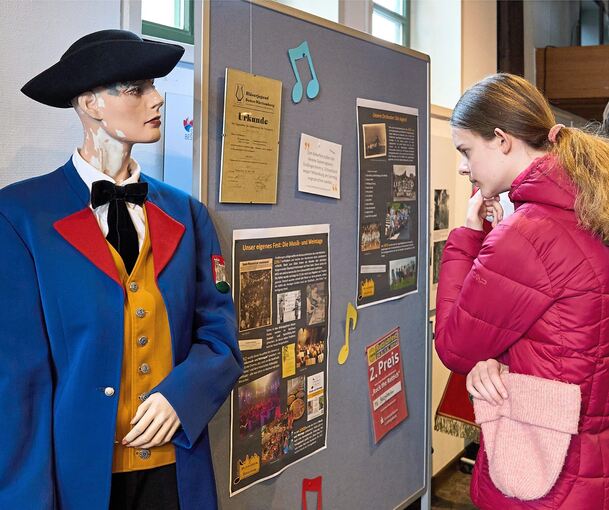 Uniformen zeigen, wie sich die Kleidung über die Jahrzehnte verändert hat.