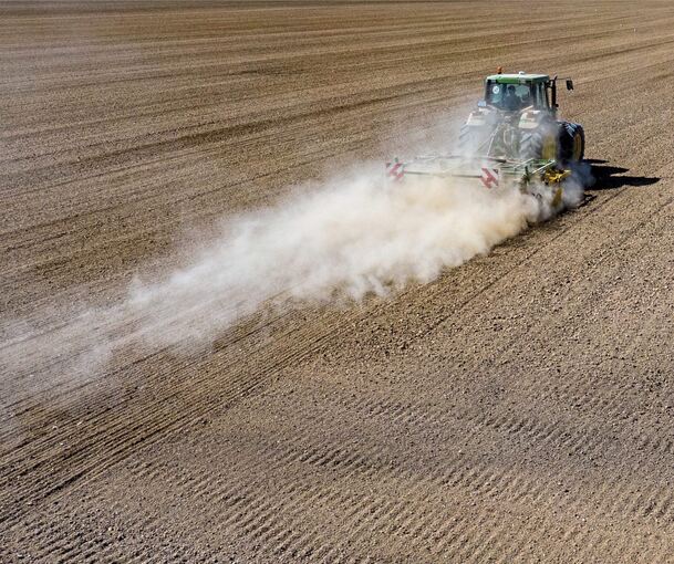 Staubtrockene Äcker und Dürreschäden stellen die Landwirte vor besondere Herausforderungen.