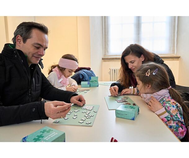 Gemeinschaftsarbeit: Das Puzzeln im Team macht der ganzen Familie Riesenspaß.