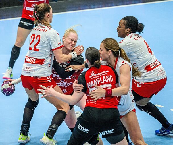 In handfeste Zweikämpfe verwickelt (von links): Ludwigsburgs Kapitänin Xenia Smits, THC-Rückraumspielerin Johanna Reichert, Josefine Hanfland, Karolina Kudlacz-Gloc und Kaba Gassama.