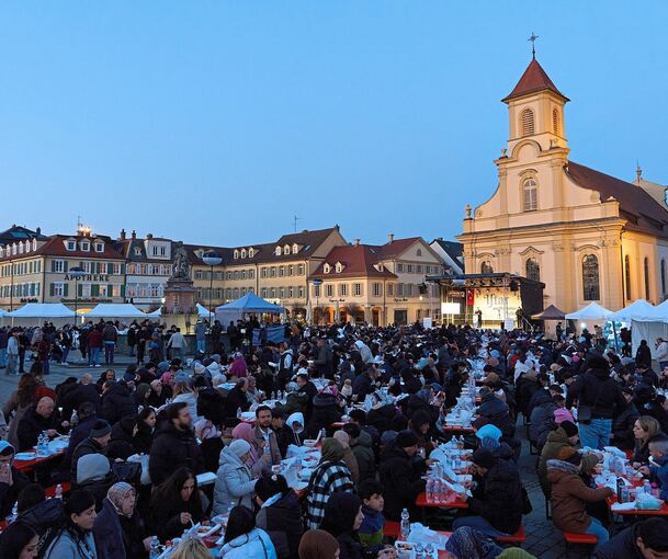 Die Reihen beim öffentlichen Fastenbrechen auf dem Marktplatz sind gut gefüllt.