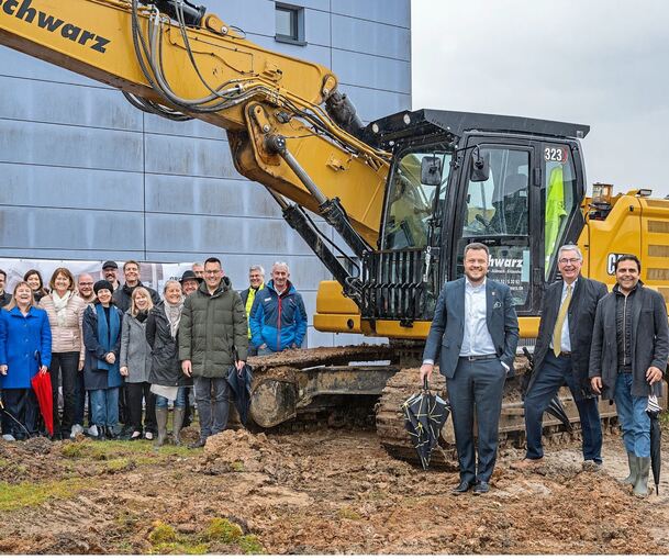 Bald können die Bauarbeiten für den Erweiterungsbau losgehen: Landrat, Bürgermeister sowie Mitglieder des Kultur-, Schul- und Eu Bald können die Bauarbeiten für den Erweiterungsbau losgehen: Landrat, Bürgermeister sowie Mitglieder des Kultur-, Schul- und Europaausschusses des Kreistags sowie die Schulleitung freuten sich über den offiziellen Startschuss.