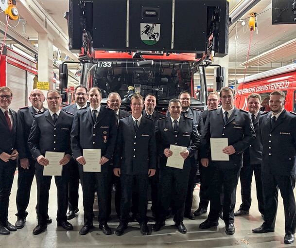 Ehrungen und Beförderungen bei der Feuerwehr Oberstenfeld (von links): Bürgermeister Markus Kleemann, Thomas Kori, Daniel Heß, Robin Greschner, Björn Schneider, Kommandant Jürgen Beck, Sebastian Volz, Stephan Hanzsch, Nils Kranich, Maik Oppermann, Lu