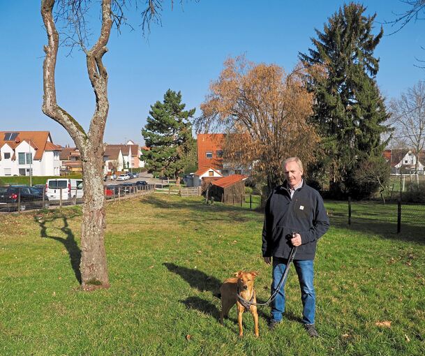 Andreas Lenz hofft darauf, die Fläche an der Kühäckerstraße als Hundewiese nutzen zu dürfen, damit Hunde wie seine Anka dort herumtollen können.
