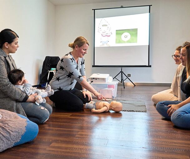 Kinderkrankenschwester Sandra Weischedel zeigt im Workshop Erste Hilfe bei Kindern