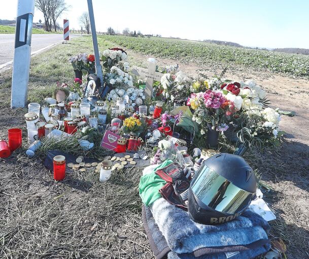 Die große Anteilnahme am Tod des 19-Jährigen zeigt sich auch an der Unfallstelle zwischen Löchgau und Bietigheim-Bissingen.