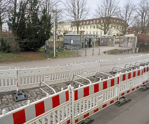 Gegenüber dem Eingang zum Blühenden Barock in der Mömpelgardstraße werden neue Abstellmöglichkeiten für Fahrräder geschaffen. Dadurch fallen Parkplätze weg.