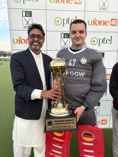 Pakistans Volksheld Ahmed Shahbaz (links) überreicht Julijan Cerkez vom HC Ludwigsburg den Pokal für den deutschen Sieg in der Länderspielserie.