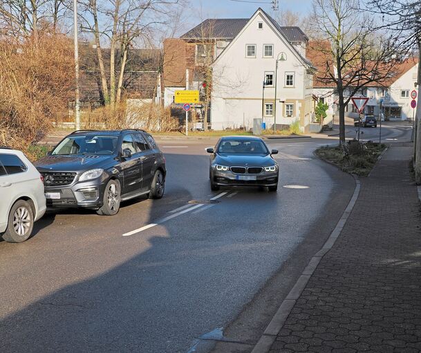 Teilweise wird in der Hohe Straße in Kleinbottwar bis zur Einmündung Steinheimer Straße geparkt. Das erschwert das Einbiegen in die Straße.