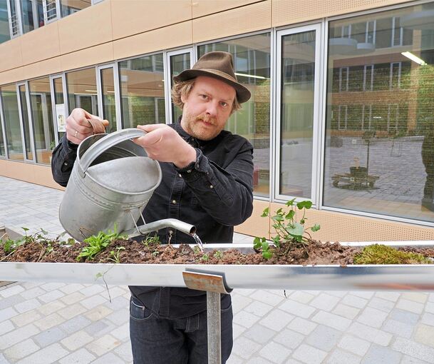 Vom Künstler zum Initiator: Marlon Lanziner gießt die Pflanzen in seiner „Erosionsrinne“.