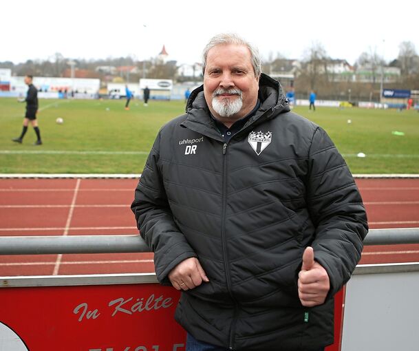 Daumen hoch: Vizepräsident Dietmar Ruf freut sich über den sportlichen Freiberger Höhenflug in der Regionalliga Südwest. Der Aufstieg ist allerdings vorerst nicht möglich – weil der SGV über keine drittligataugliche Spielstätte verfügt.