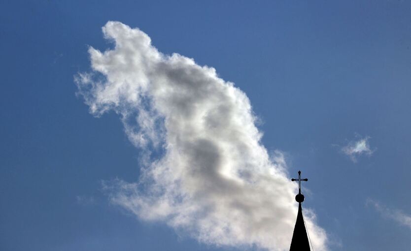 Sonne und Wolken über Wallfahrtskirche