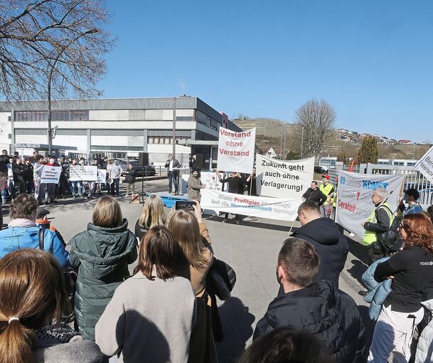 Vor dem Ceratizit-Werkstor protestierten gestern mehr als 200 Beschäftigte gegen die Schließung.