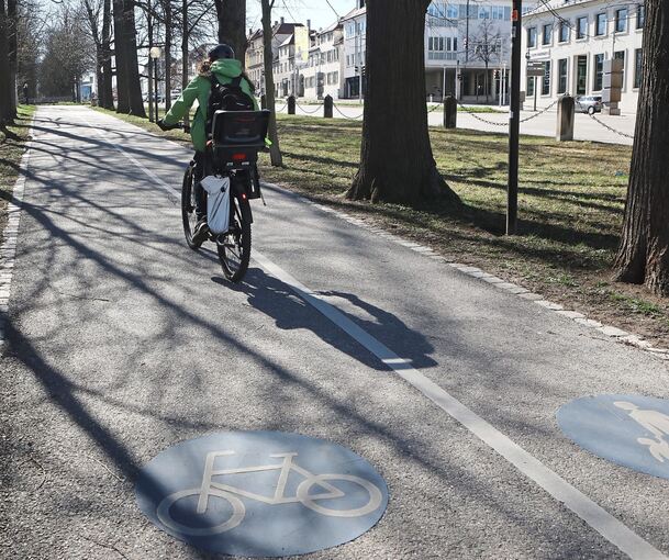 Radfahrer und Fußgänger teilen sich entlang von Schloss und Blühendem Barock diesen Weg. Die neue Planung sieht vor, die Radfahrer auf eine der bestehenden Fahrspuren der B 27 zu verlegen.