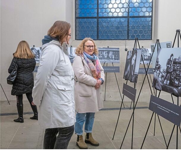 Auf Staffeleien sind die Fotografien in der Friedenskirche ausgestellt.