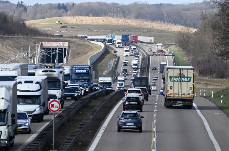 Vor der Sperrung der Autobahn 8 am Albabstieg