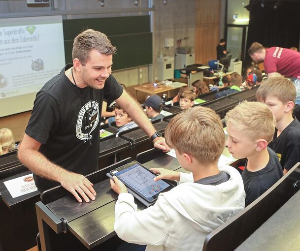 Mit Junior-Professor Dr. Heiko Holz (und mit ein bisschen Hilfe von „Prof. Rob Otter“) geht es am 2. Juli in die Welt der Informatik, Programmierung und Roboter.