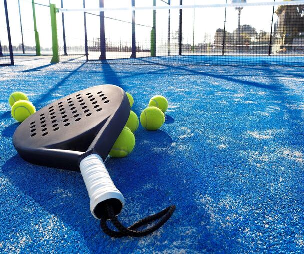 Kurzer Schläger, schnelles Spiel: Padel ist eine Rückschlagsportart, die in einem Käfig aus Glas- und Gitterelementen gespielt wird.