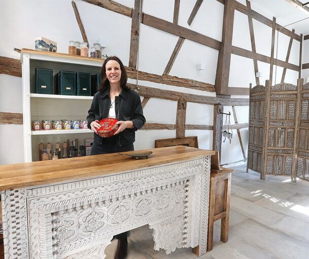 Sandra Axt in ihrer Gewürzmanufaktur: schwäbisches Fachwerk, indische Möbel.