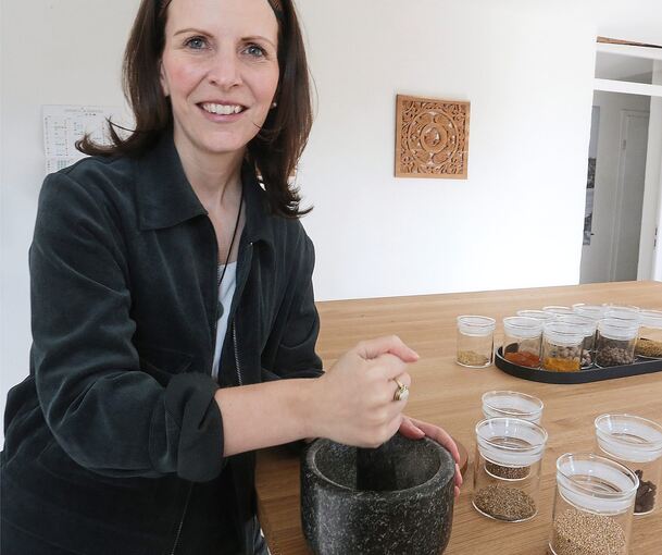 Sandra Axt bei der Herstellung einer Gewürzmischung mit dem Mörser.