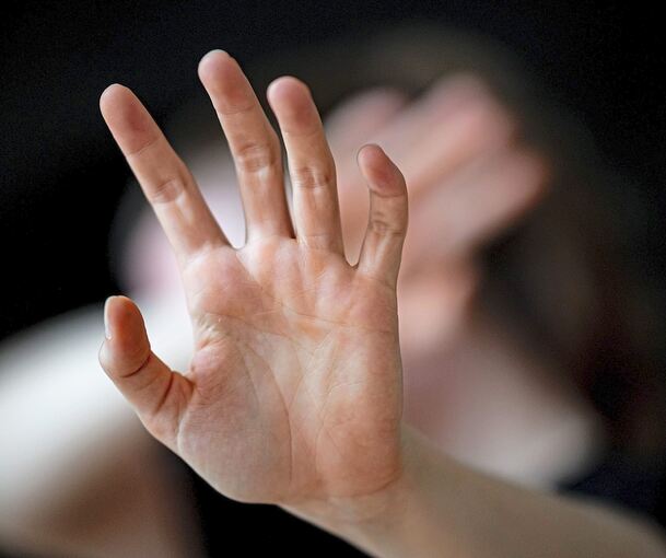 Eine Frau hält ihre Hände vor das Gesicht: Die Szene ist gestellt, aber sie ist in Deutschland Alltag - und auch im Landkreis Ludwigsburg.