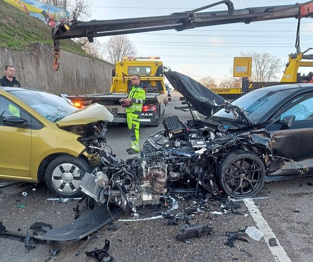 Die beiden Fahrzeuge waren frontal aufeinandergeprallt.