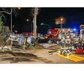 Der eine Wagen liegt nahezu völlig zerstört auf der Seite am Straßenrand, der andere ist lediglich beschädigt.