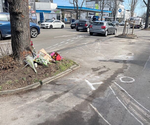 Am Tag nach dem Unfall legen Passanten Blumen ab.
