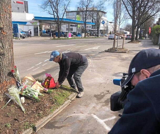 Blumen kennzeichnen die Unfallstelle.