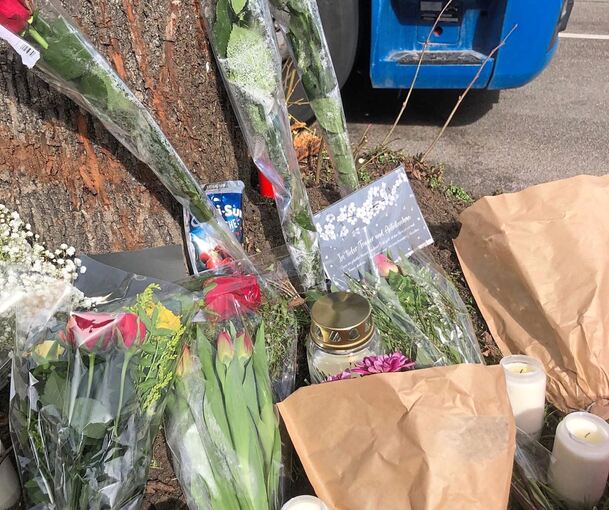 Kerzen und Blumen an dem Baum, gegen den das Auto der Frauen geschleudert wurde.